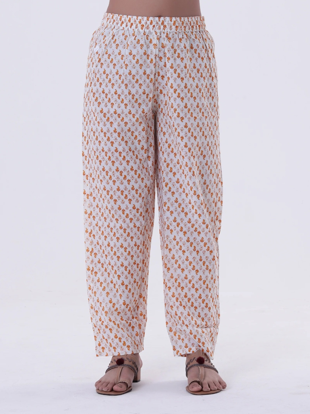 

TJORI Women Floral Printed Trousers, White