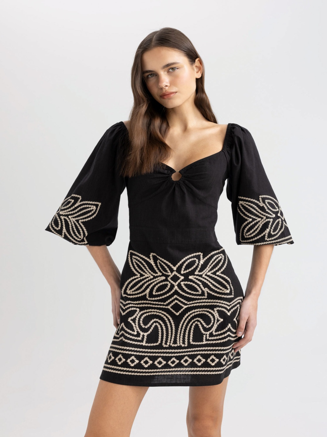

DeFacto Floral Printed Sweetheart Neck Bell Sleeves Sheath Mini Dress, Black