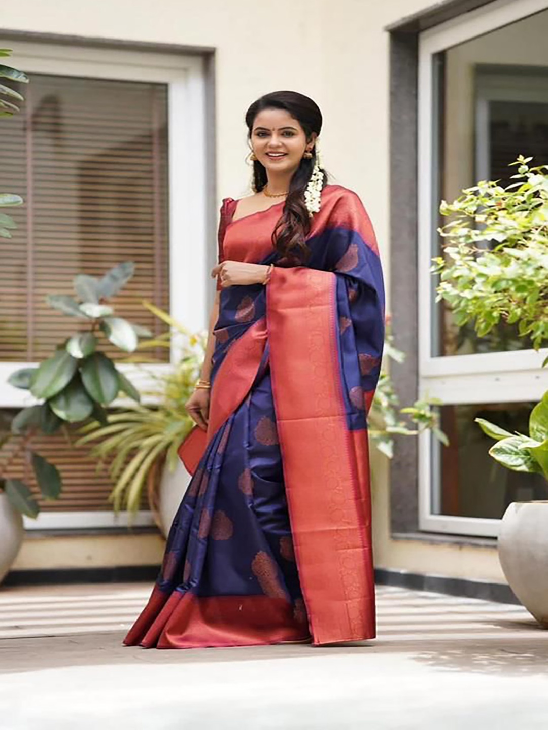 

BerMondsey Woven Design Zari Banarasi Saree, Navy blue