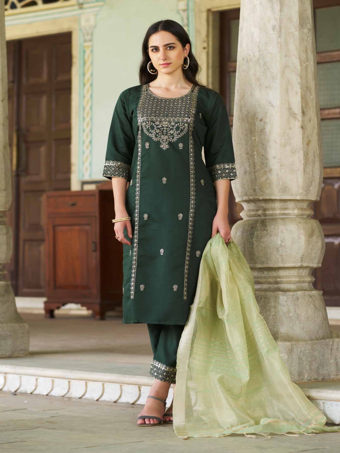 

VredeVogel Women Floral Embroidered Regular Sequinned Kurta with Trousers & With Dupatta, Green