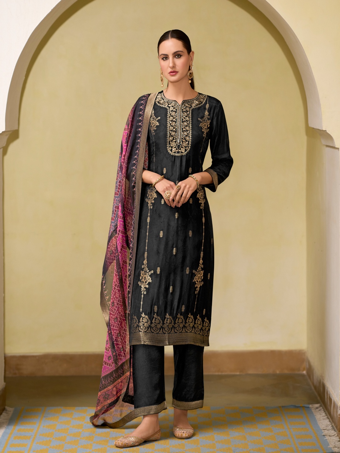 

VredeVogel Women Floral Embroidered Regular Thread Work Kurta with Trousers & With Dupatta, Black