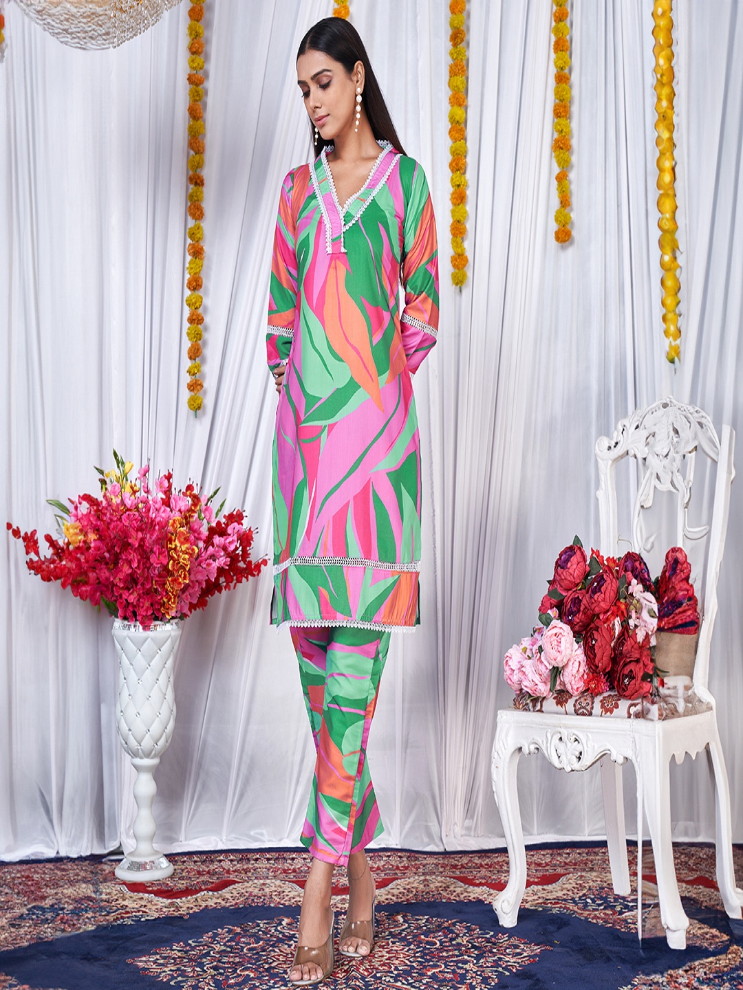 

Classy Couture Abstract Printed V-Neck Straight Kurta with Trousers, Pink