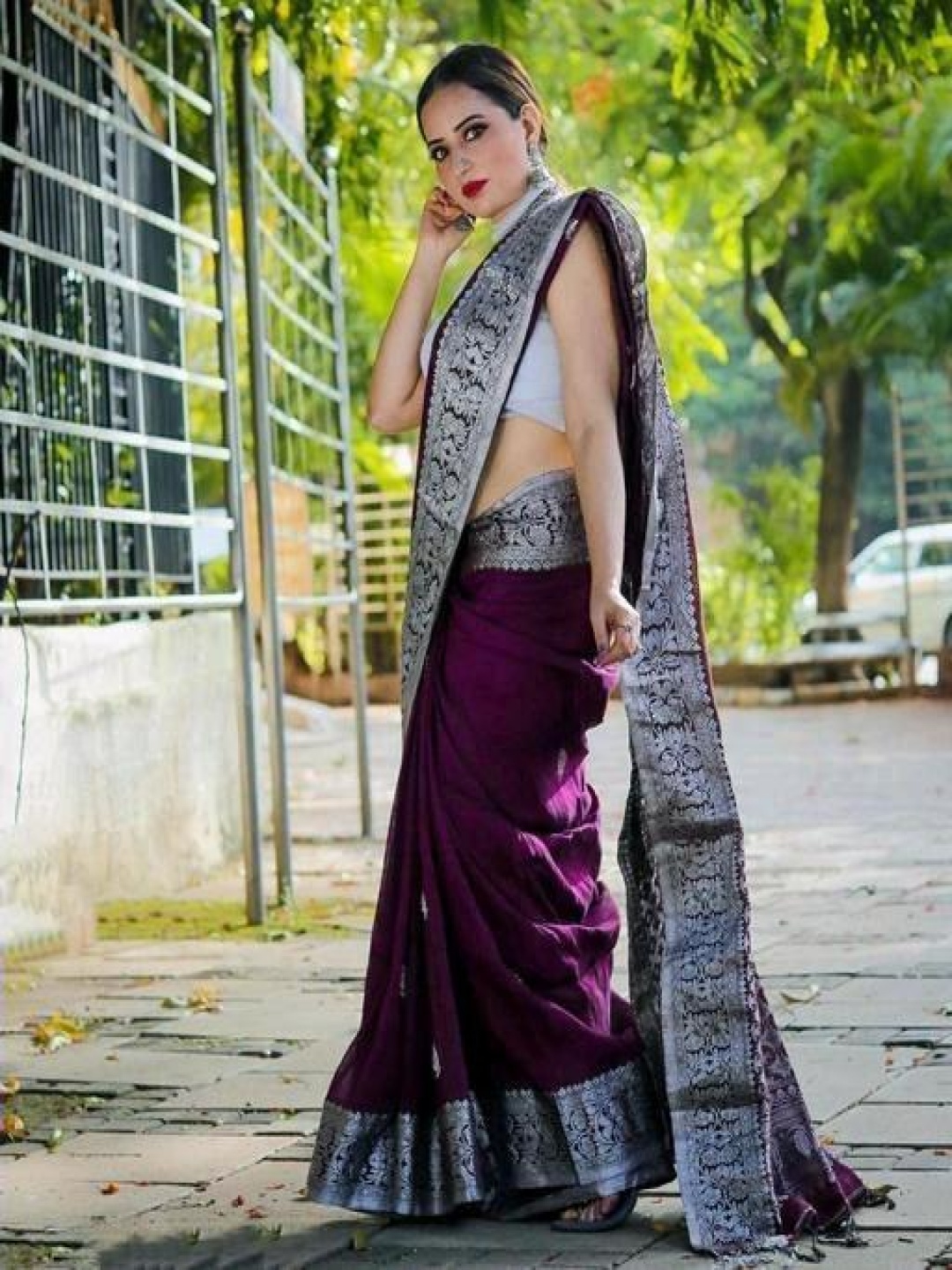 

revika Woven Design Zari Pure Silk Kanjeevaram Saree, Burgundy