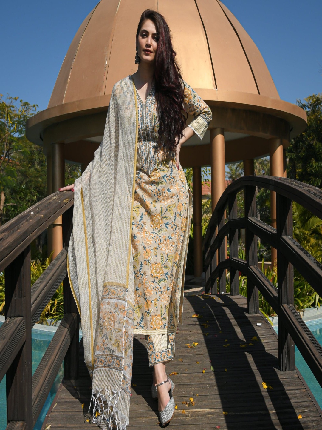 

KALINI Women Floral Printed Regular Kurta with Trousers & With Dupatta, Green