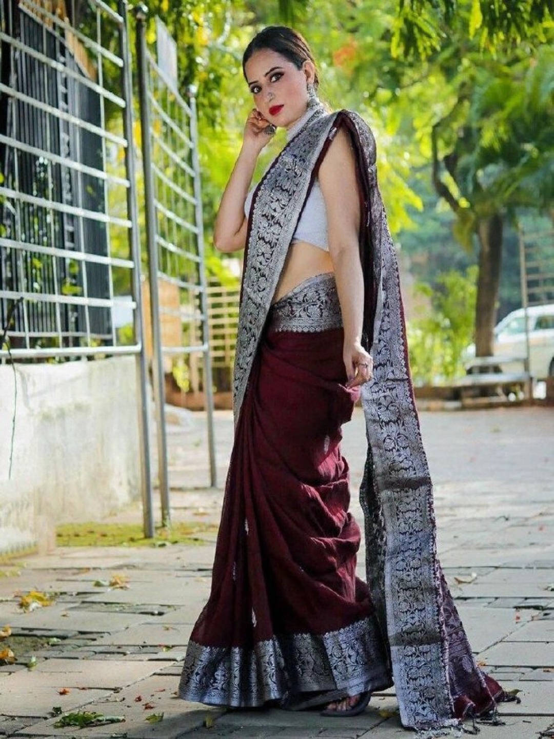 

KALINI Ethnic Motifs Woven Design Zari Kanjeevaram Saree, Maroon