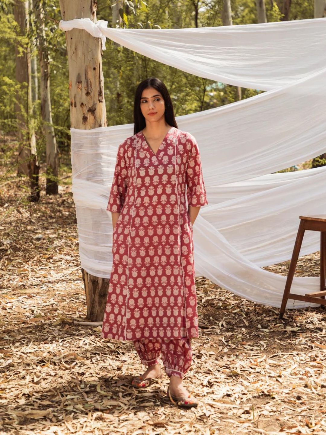

Mera Rang V Neck Ethnic Motifs Printed Straight Pure Cotton Kurta with Harem Pant, Pink