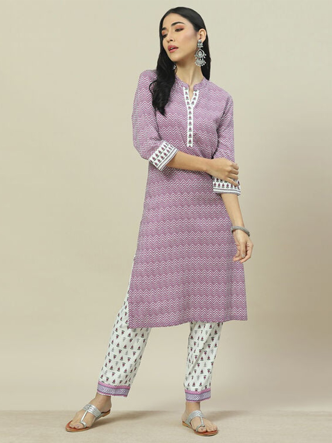

Rangriti Printed Mandarin Collar Straight Kurta with Trousers, Lavender