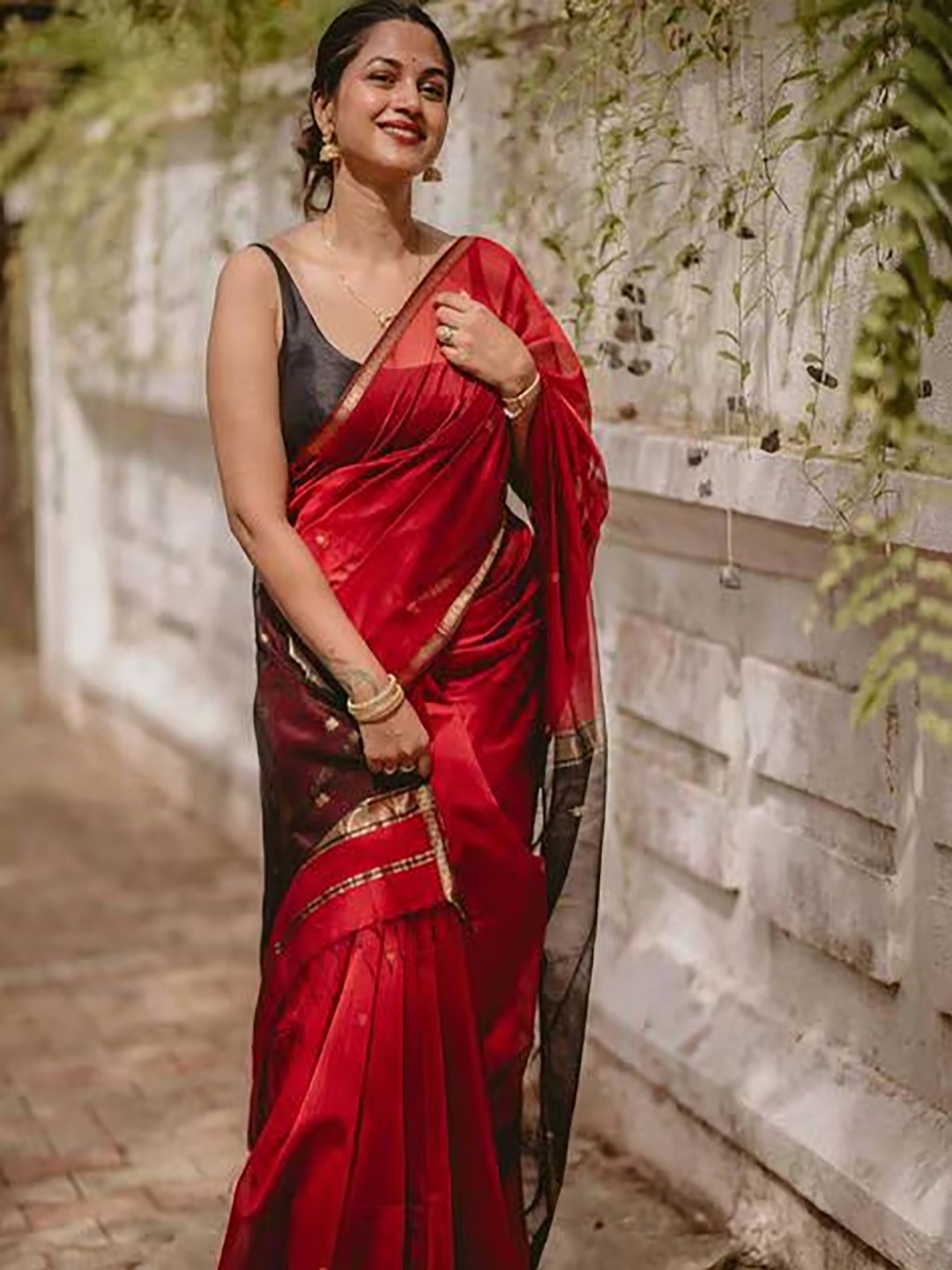 

KALINI Zari Chanderi Saree With Blouse Piece, Red