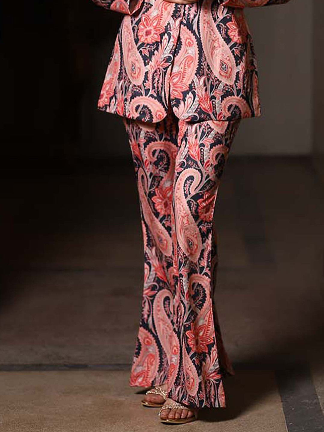 

Salvia Sky Women Floral Printed Relaxed Trousers, Black