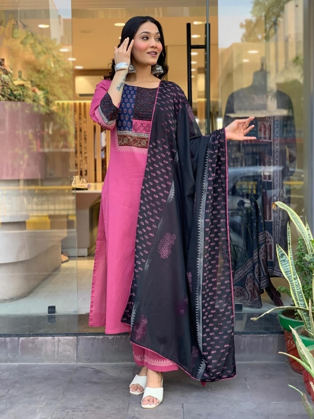 

HETVI CREATION Ethnic Motifs Yoke Designed Straight Kurta with Trousers & Dupatta, Pink