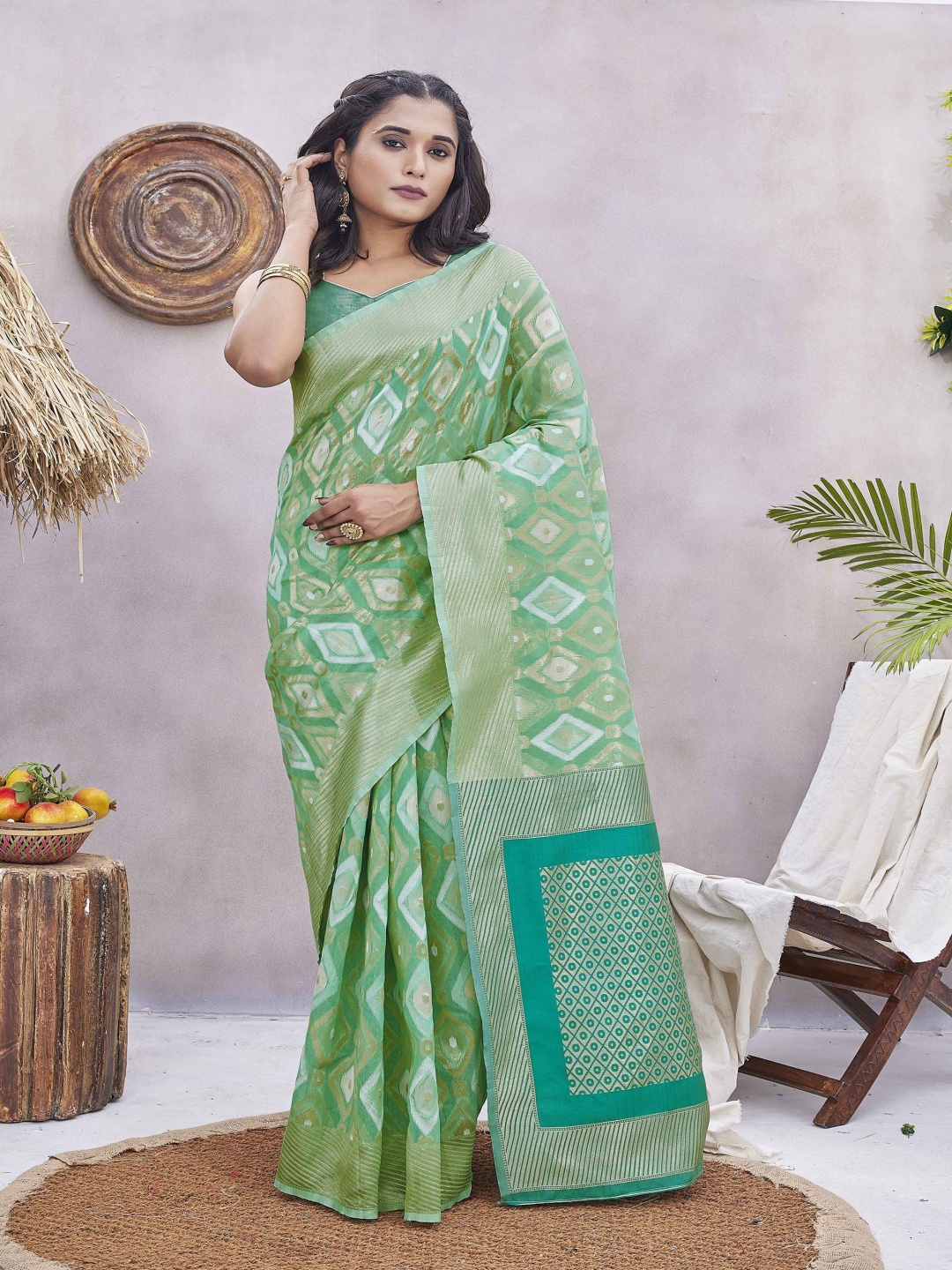 

DIVASTRI Woven Design Zari Banarasi Saree, Green