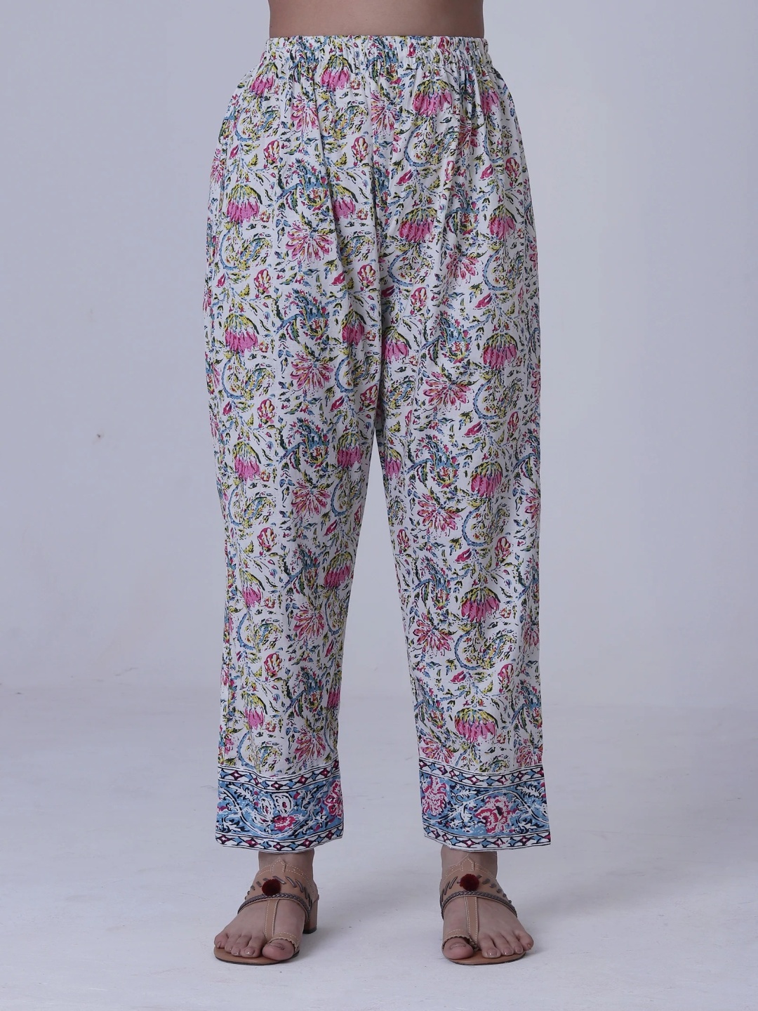 

TJORI Women Floral Printed Trousers, White