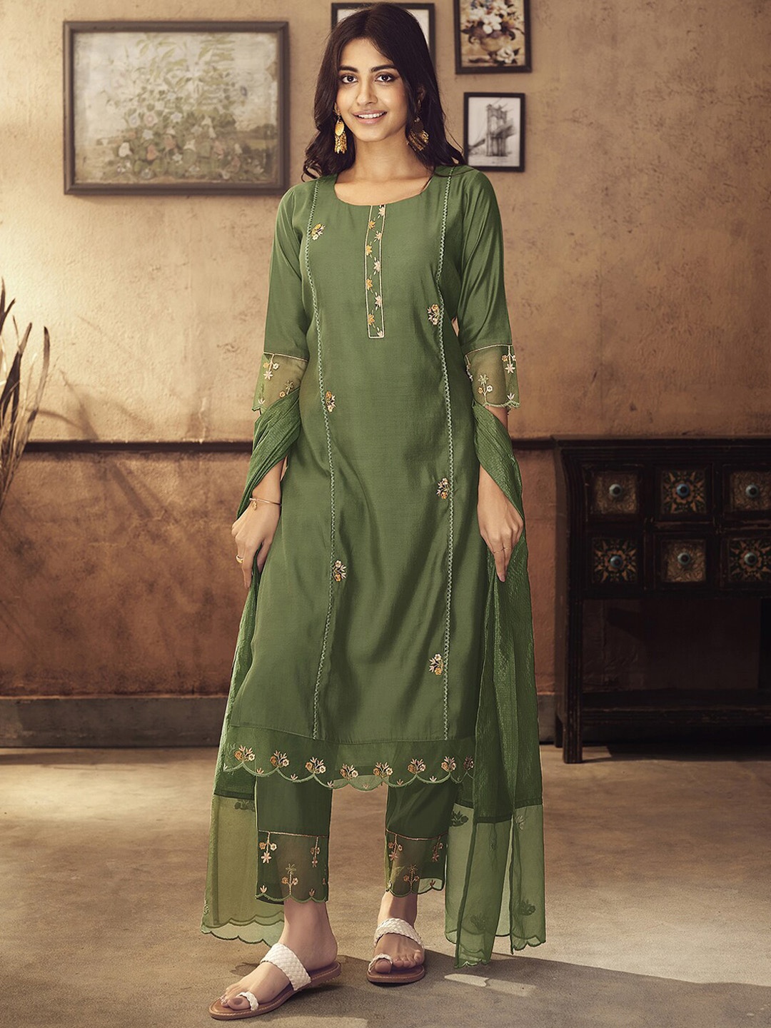 

Growdamy Women Embroidered Regular Thread Work Kurta with Trousers & With Dupatta, Green