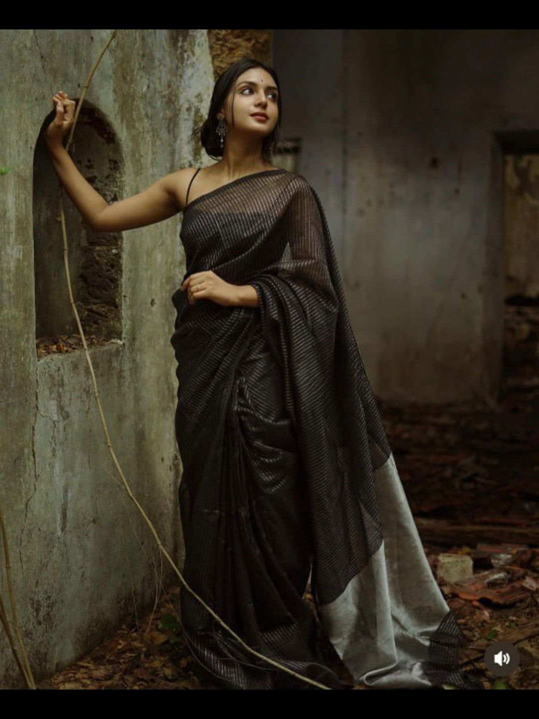 

Flosive Woven Design Zari Art Silk Banarasi Saree, Black