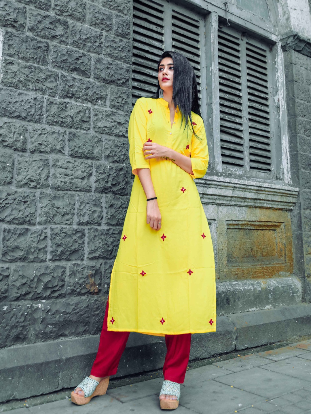 

Chandbaali Floral Printed Mandarin Collar Three-Quarter Sleeves Straight Kurta & Trousers, Yellow