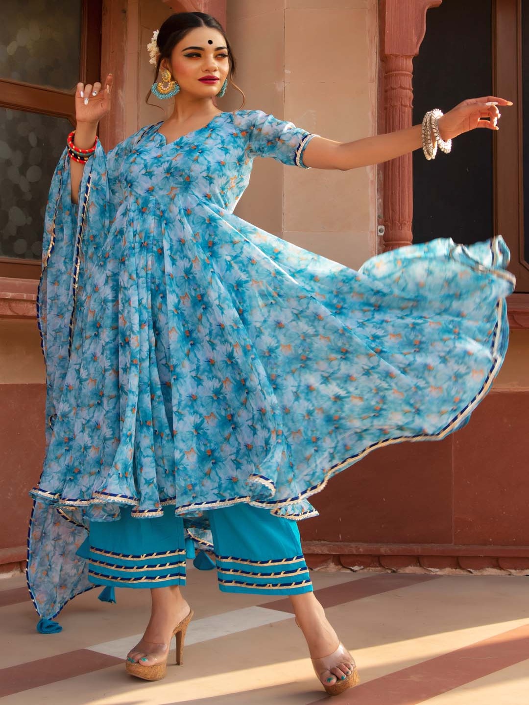 

NAINVISH Women Floral Printed Regular Kurta with Trousers & With Dupatta, Blue