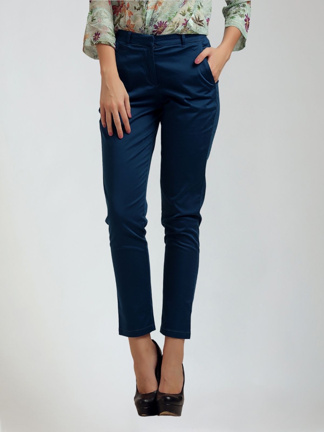 

Moda Elementi Women Slim Fit Trousers, Green