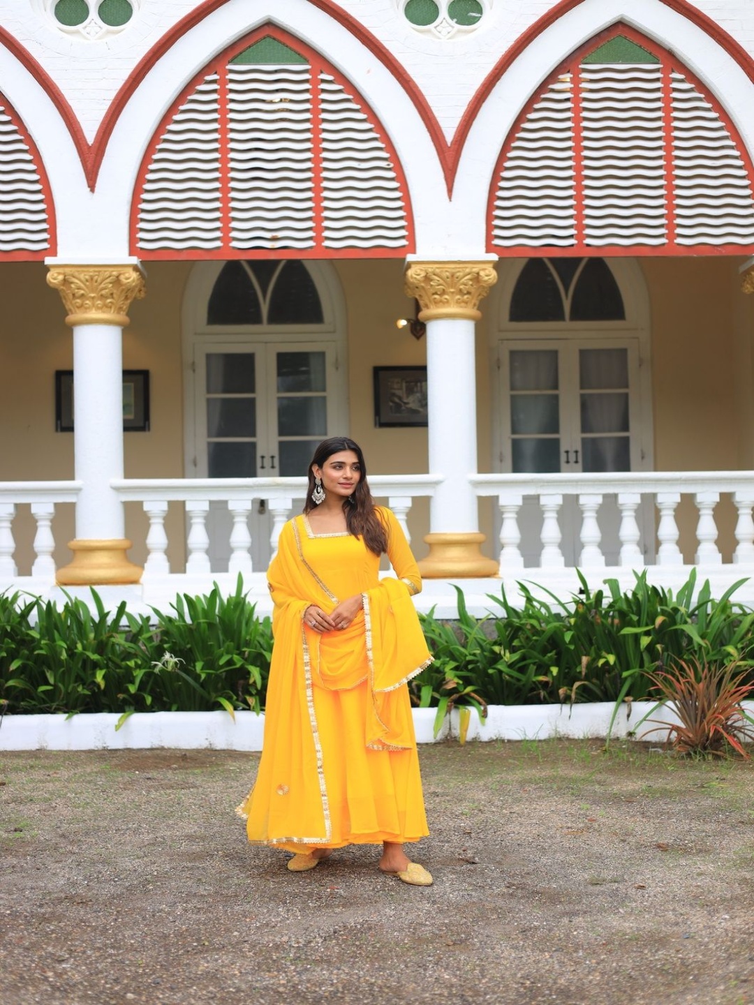 

BYUTIFY Gotta Patti Embellished Square Neck Kurti With Pyjama & Dupatta, Yellow