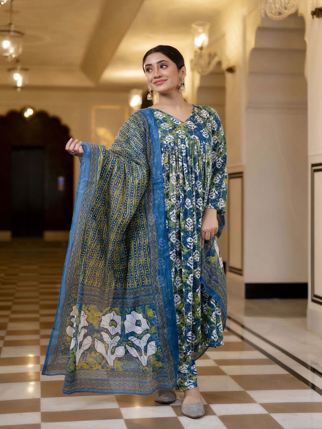 

KLOSIA Women Ethnic Regular Thread Work Kurta with Palazzos & With Dupatta, Green