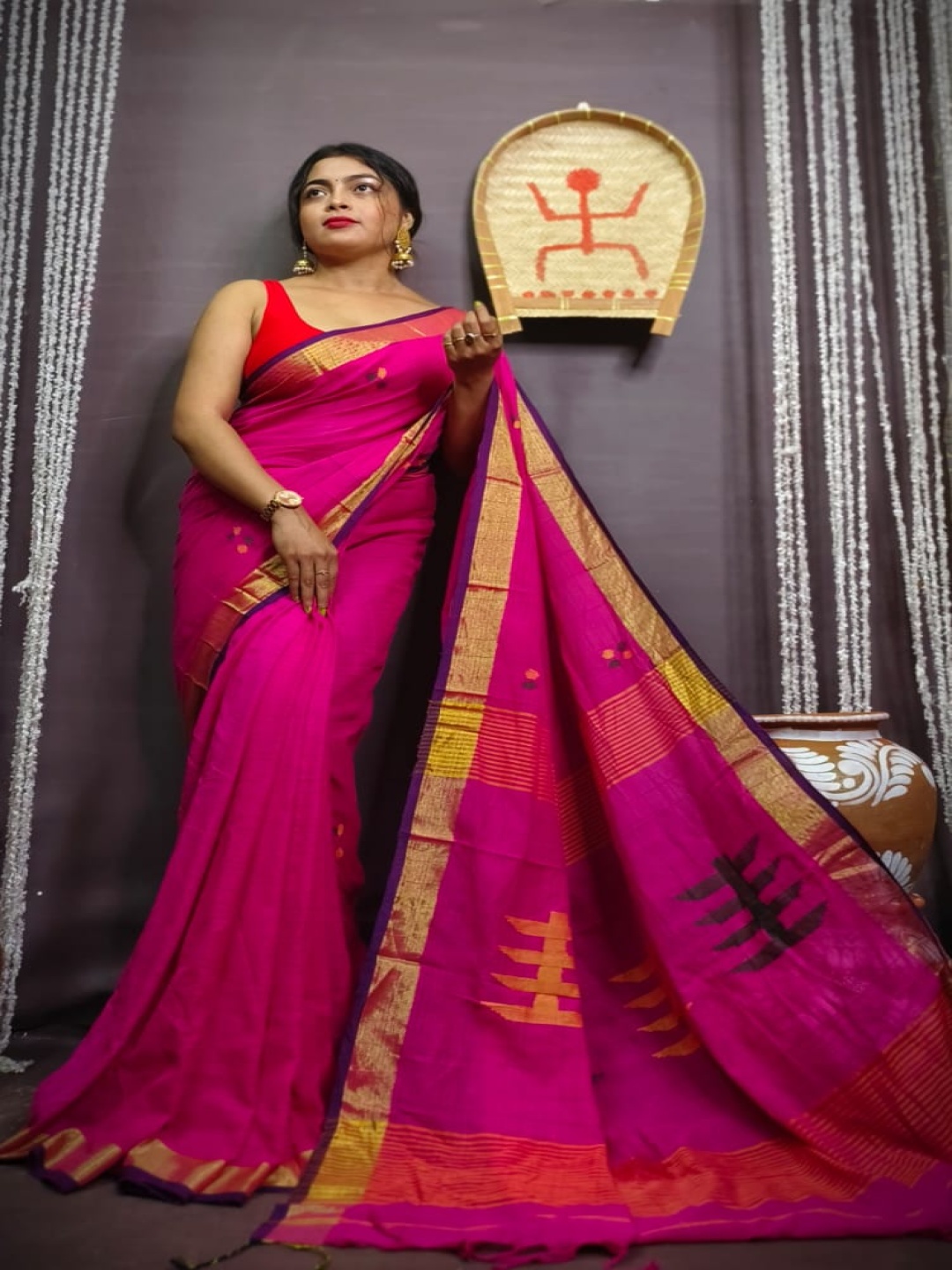 

Ruuprekha Ethnic Motif Zari Woven Pure Silk Saree, Pink