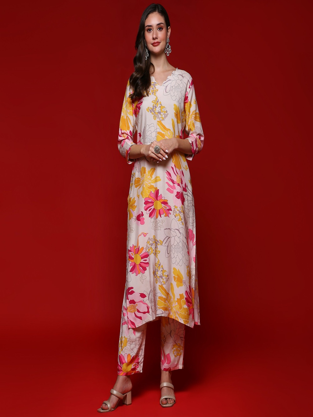 

Peachmode Floral Printed V-Nreck Straight Kurta With Trousers, Off white
