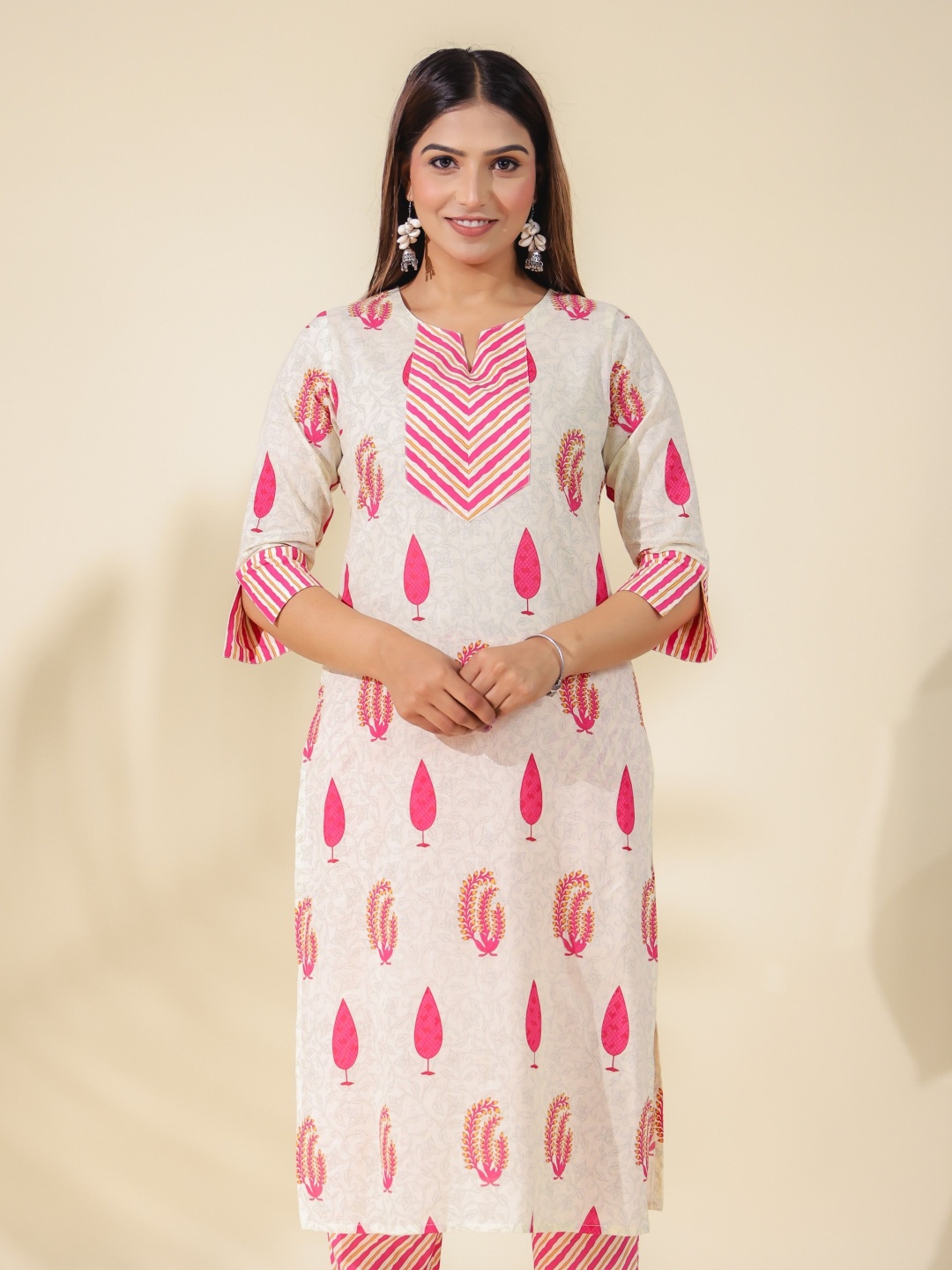 

Aramya Floral Printed Notch Neck Straight Cotton Kurta, Pink