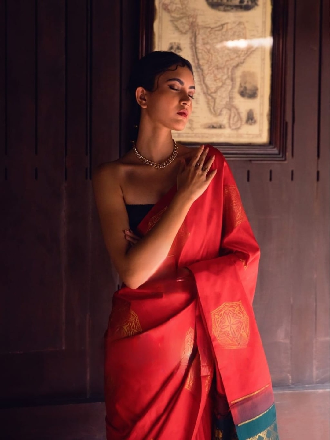 

QENY Woven Design Zari Banarasi Saree, Red