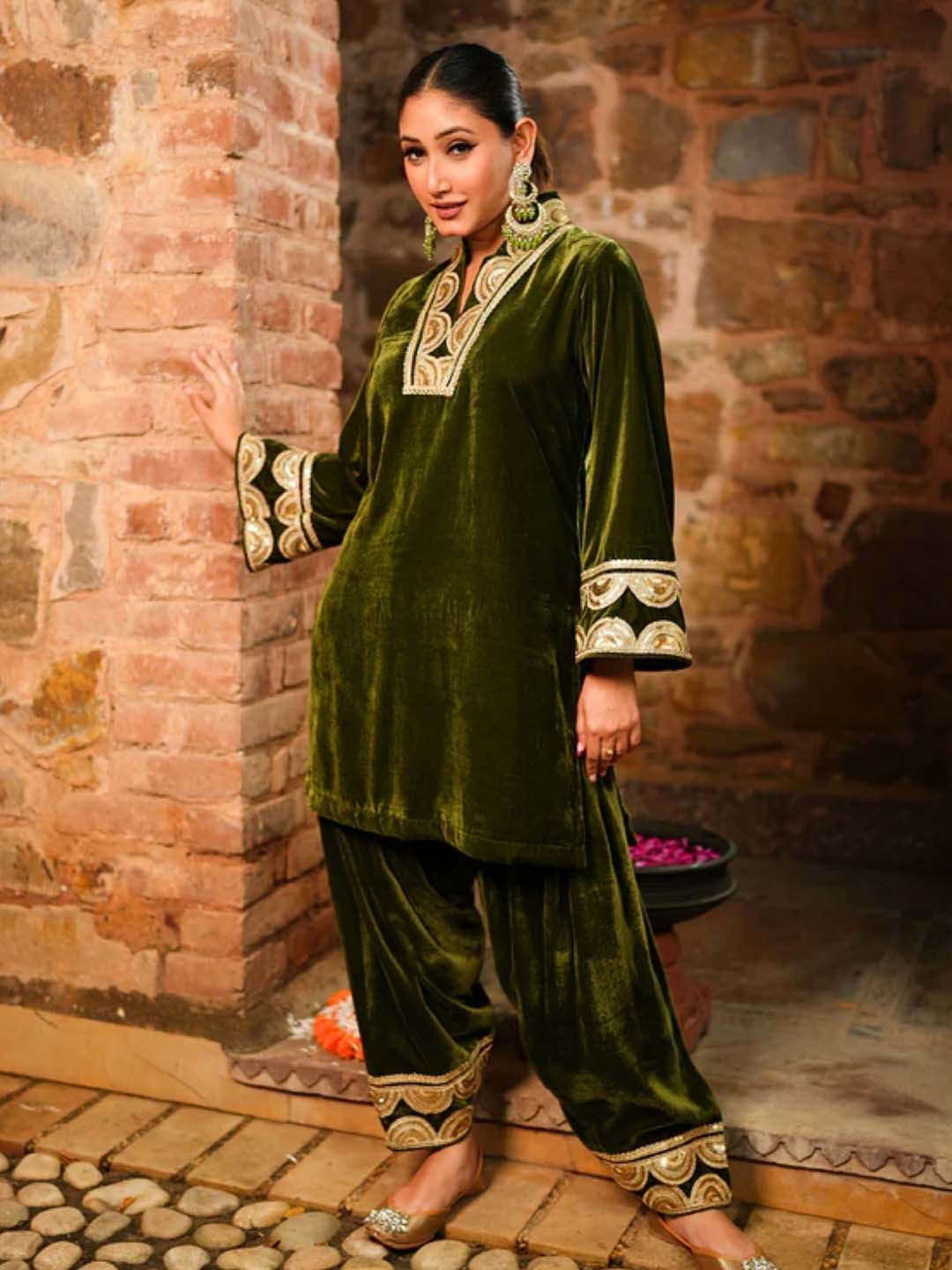 

KNIT NAP PRODUCTIONS Yoke Design Sequinned Velvet Straight Kurta with Trousers, Green