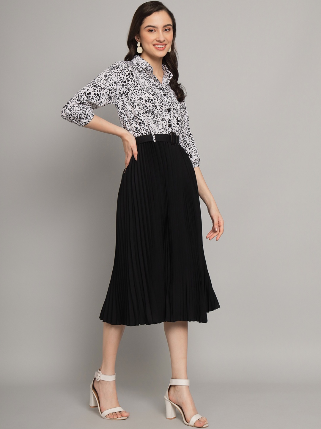 

Raiyani Enterprise Women Floral Printed Fit & Flare Midi Dress, Black