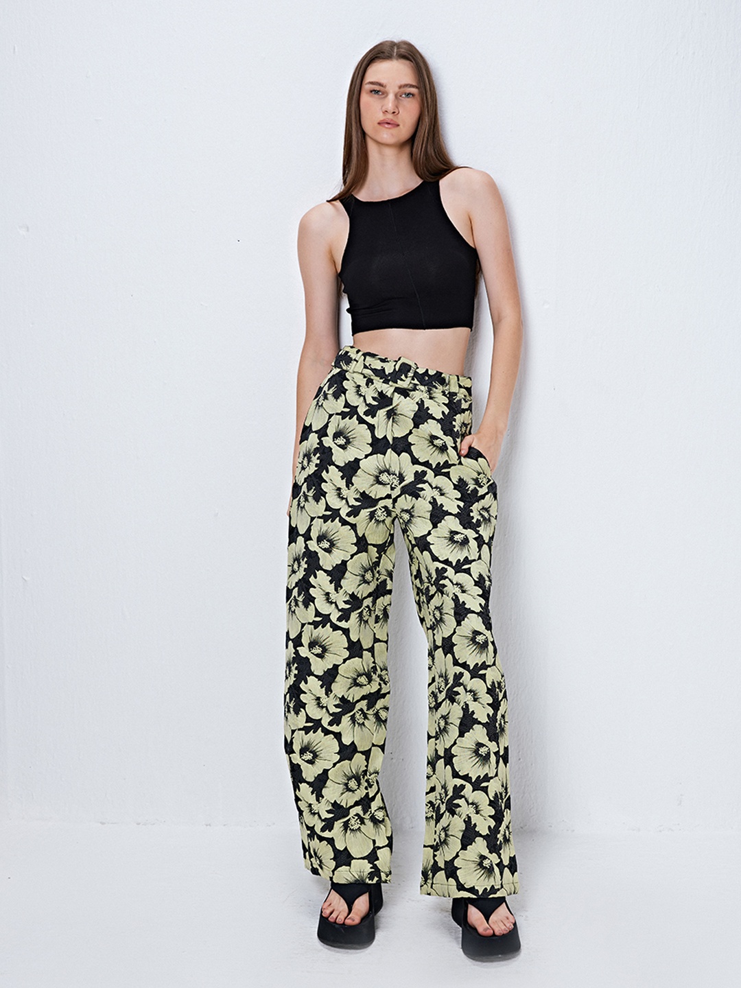 

COVER STORY Women Floral Printed Trousers, Black