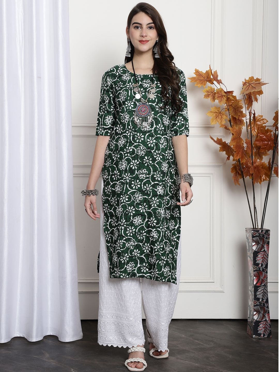 

7Threads Selection Of 6 Ethnic Motifs Printed Round Neck Straight Kurta, Green