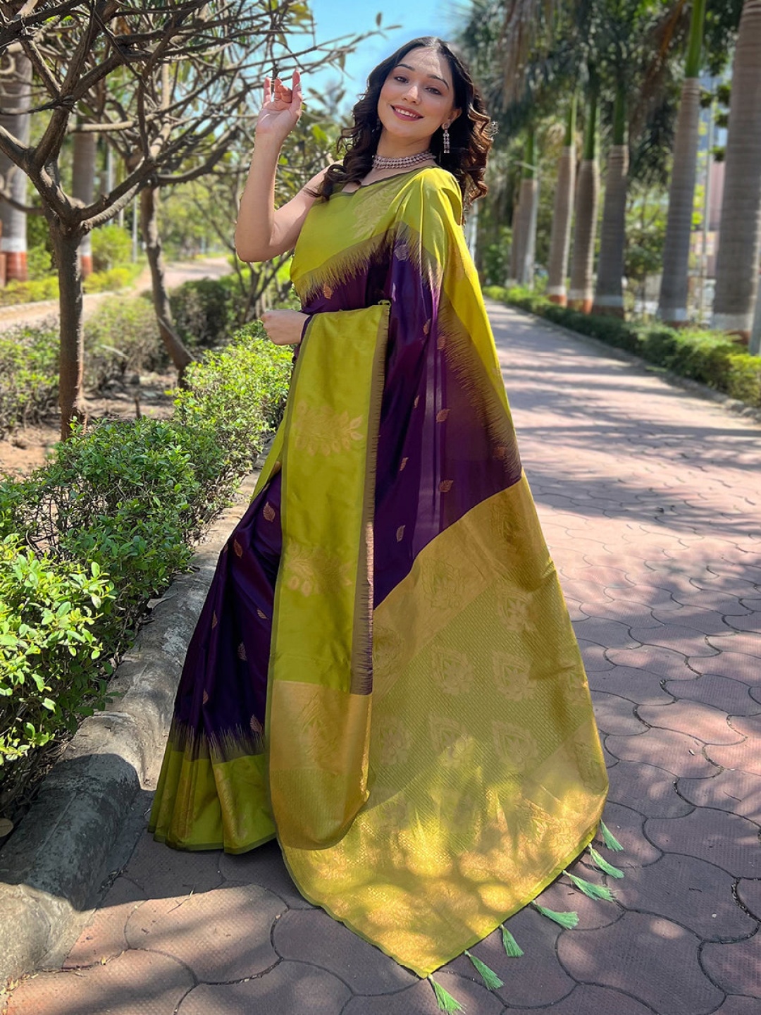 

QENY Woven Design Zari Banarasi Saree, Purple