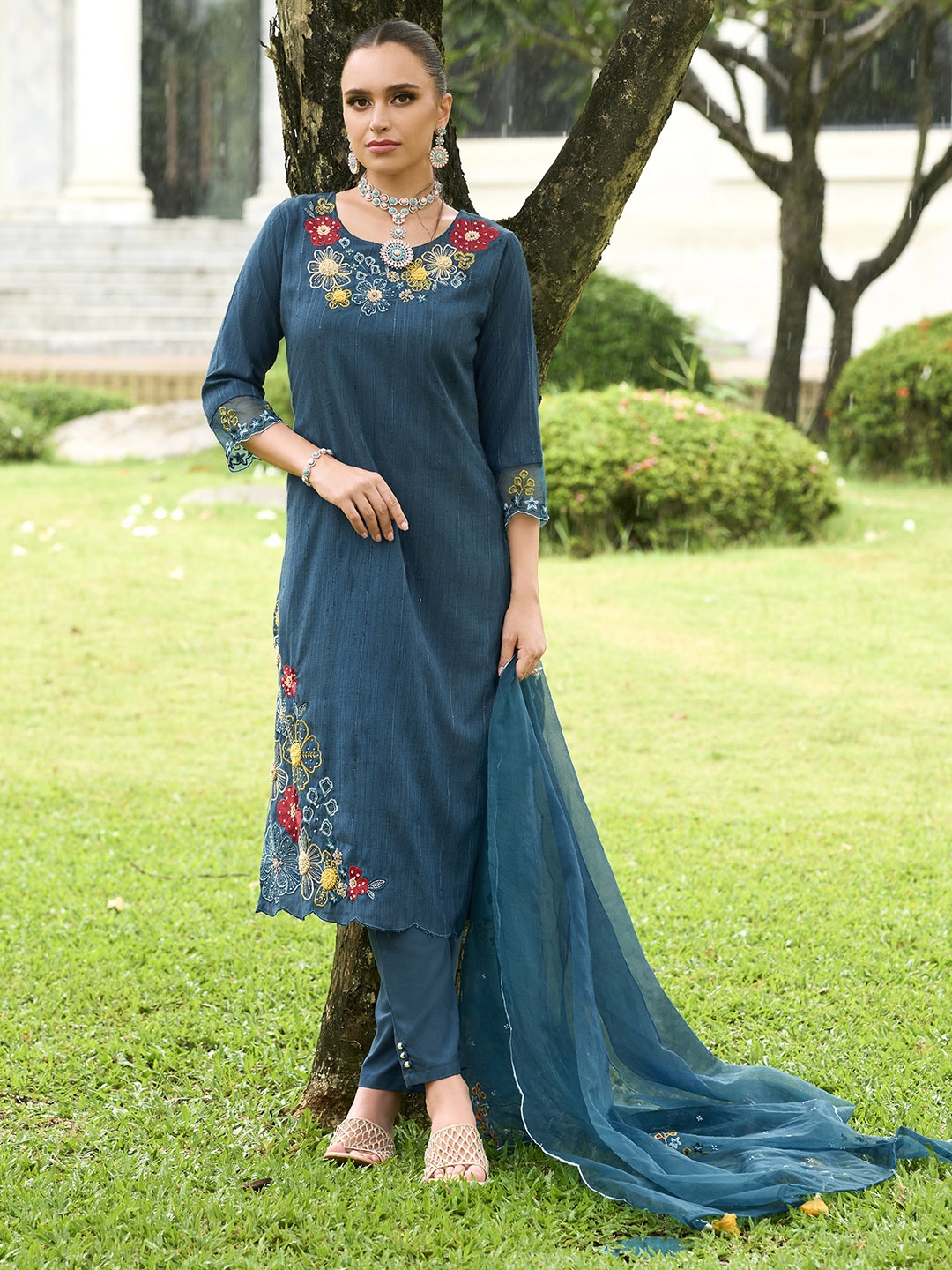 

Indo Era Women Floral Embroidered Regular Thread Work Kurta with Trousers & Dupatta, Teal