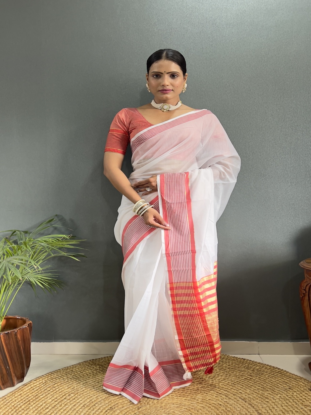 

APNISHA Silk Cotton Saree, Red
