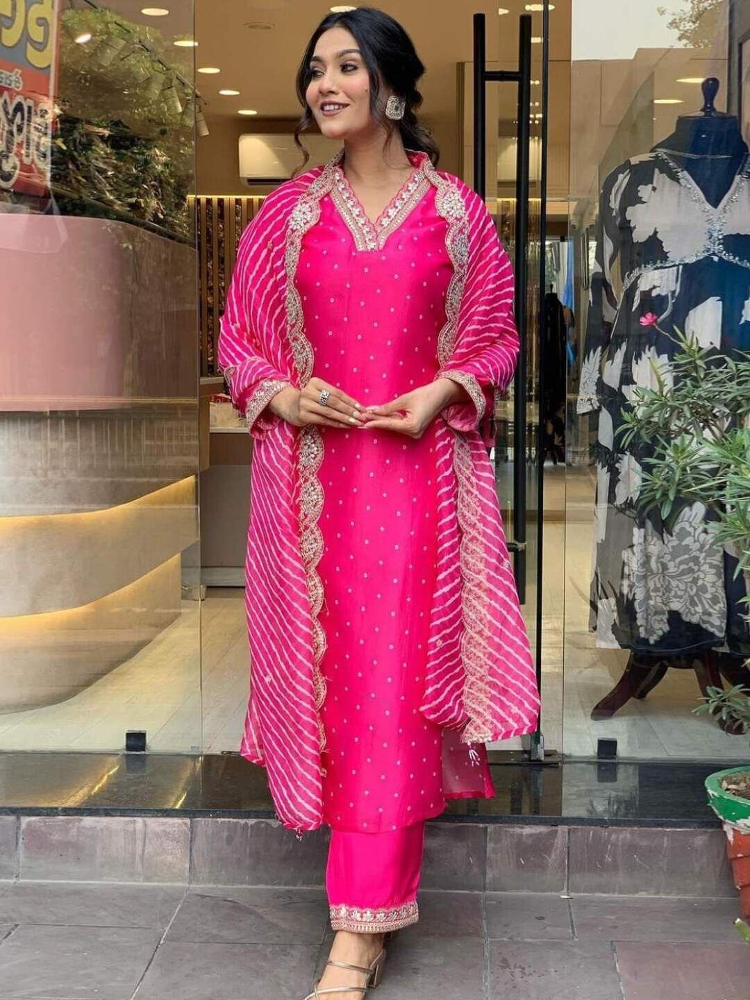 

REALLTREND Bandhani Printed Gotta Patti V-Neck Straight Kurta With Trouser And Dupatta, Pink