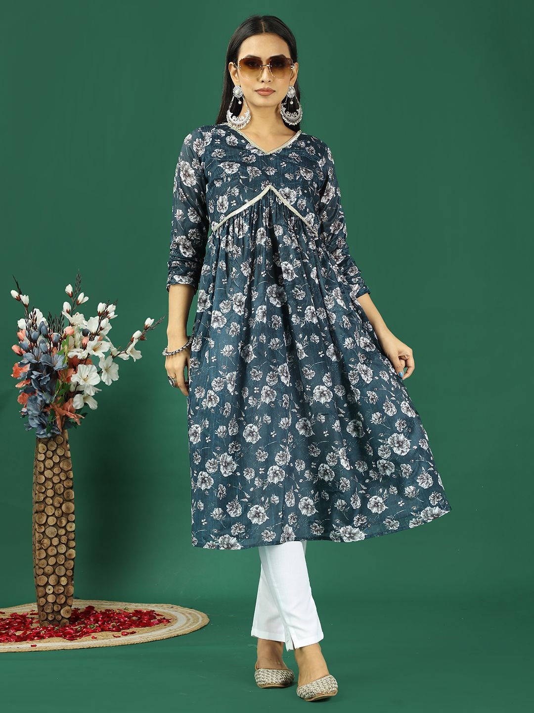 

Ethnovog Floral Printed Empire V Neck Lace Work A-line Kurta with Trouser, Blue