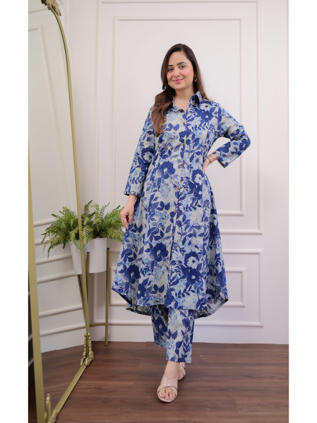 

SIJOPA Floral Printed Shirt Collar High-Low A-Line Kurta With Trousers, Blue