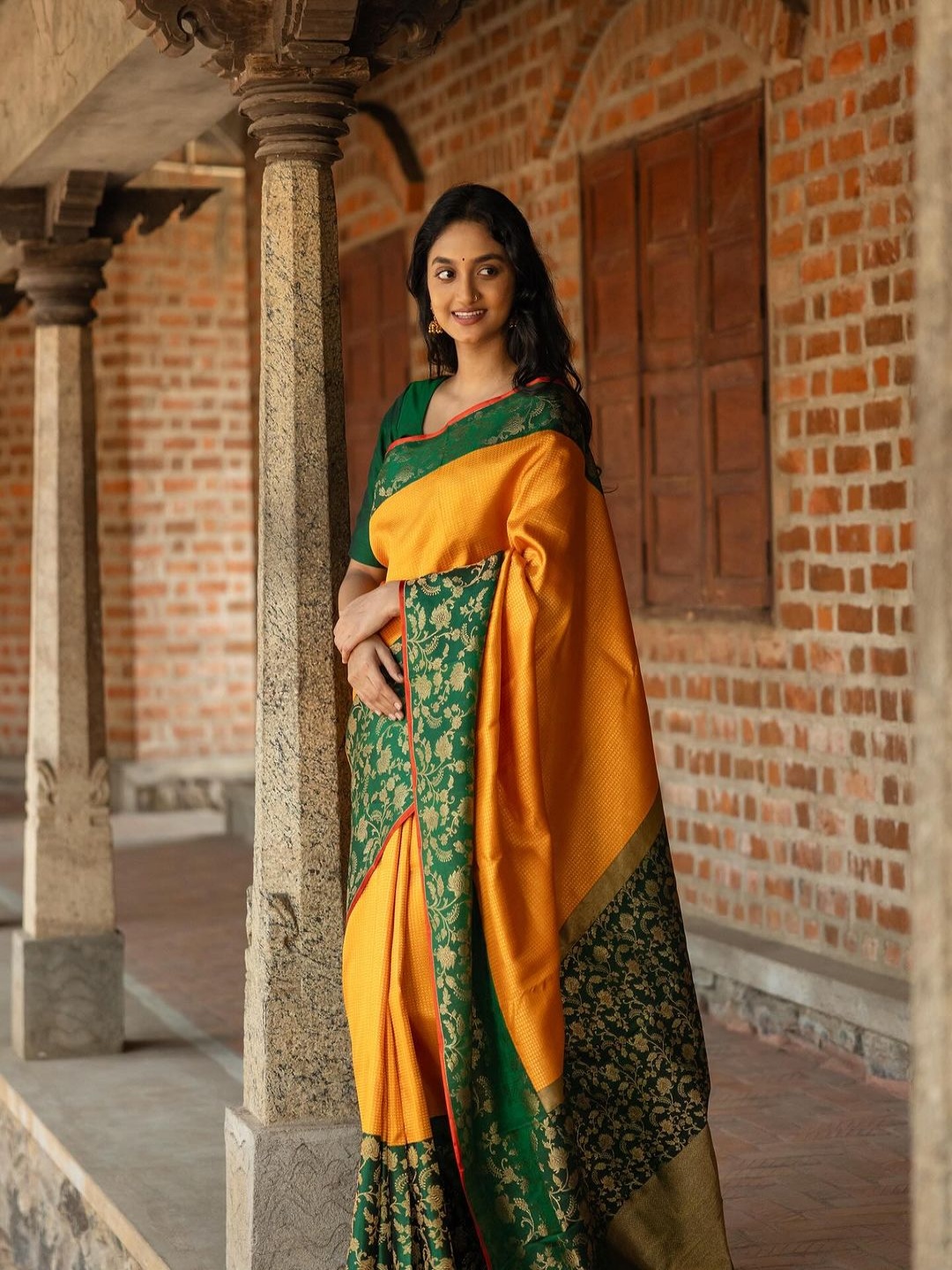

Kriyansh Woven Design Zari Silk Blend Banarasi Saree, Yellow