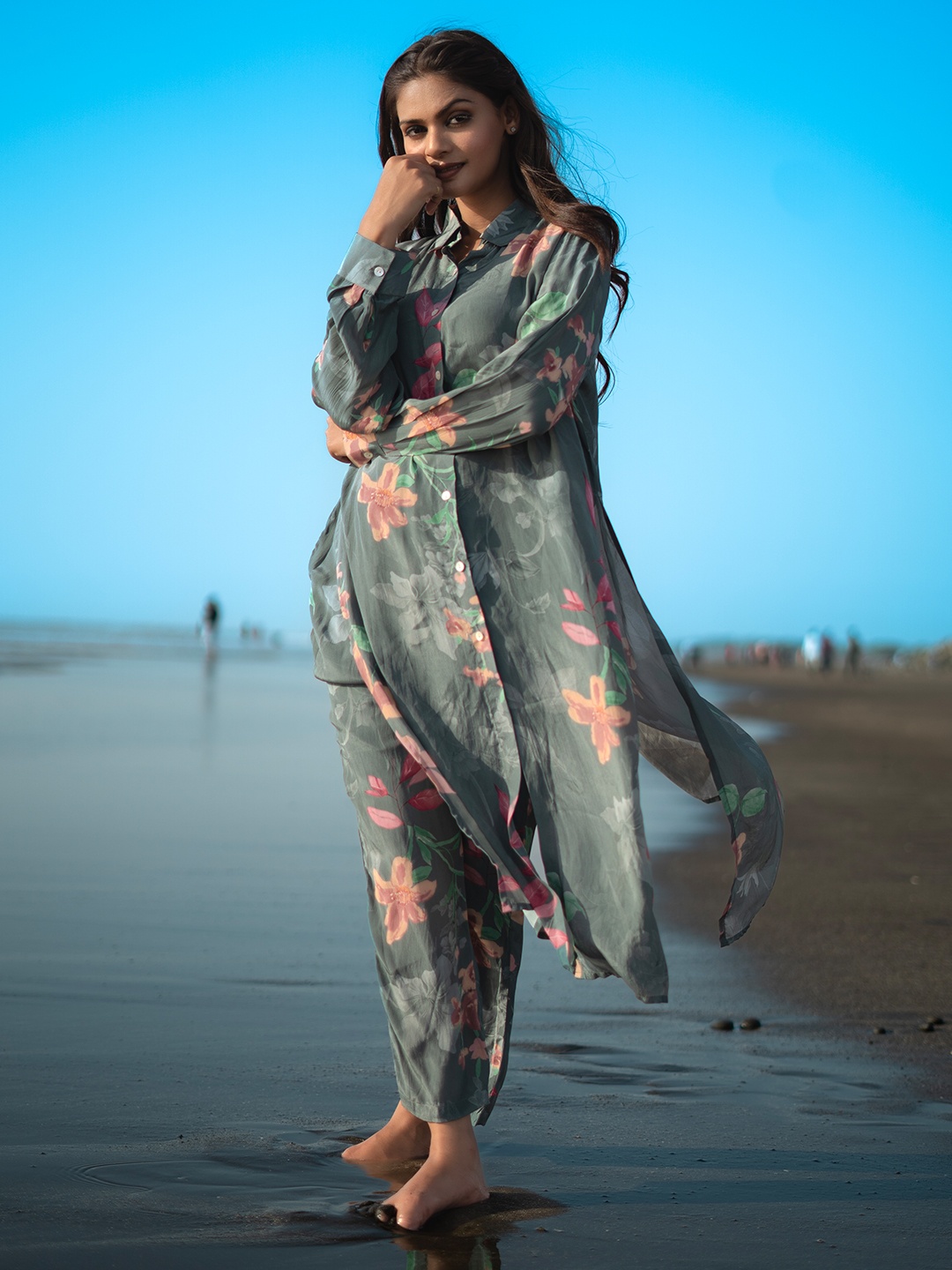 

EARTH O FAB Women Printed Regular Silk Crepe Kurta with Palazzos, Grey