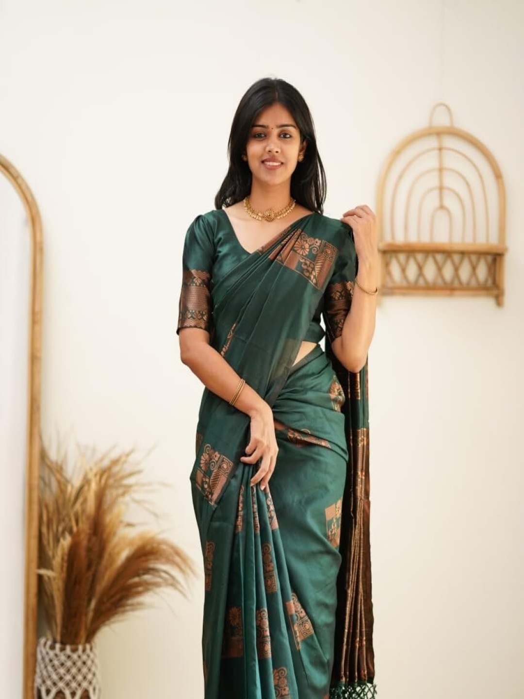 

QENY Woven Design Zari Banarasi Saree, Green