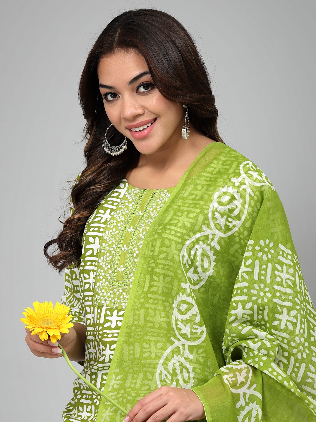 

BAESD Floral Printed Straight Kurta With Trousers & Dupatta, Green