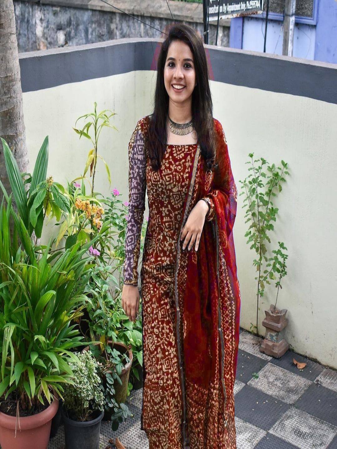 

Rujave Geometric Printed Square Neck Pure Cotton Kurta with Trousers & Dupatta, Maroon