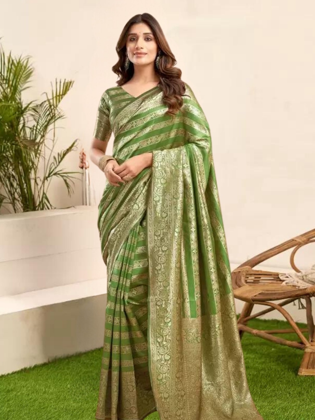 

KAZIA Self Design Woven Kanjivaram Silk Blend Saree(Green & Gold)