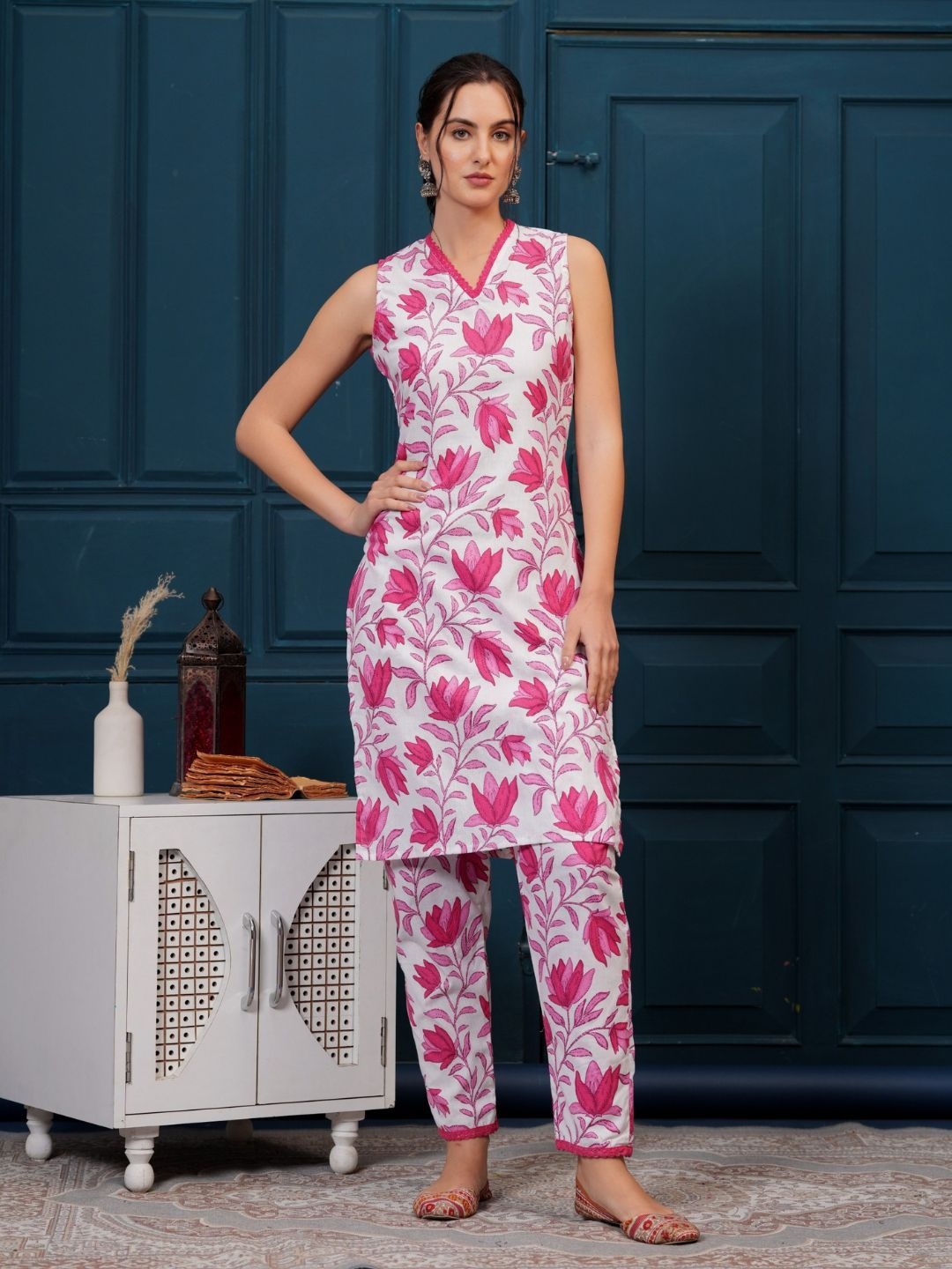 

AK FASHION MALL Floral Printed V Neck Straight Kurta with Trouser, Pink