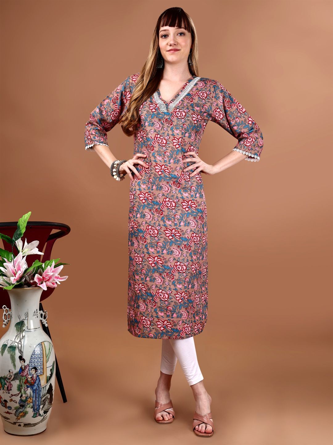 

valdona Women Pink Floral Printed Straight Kurta