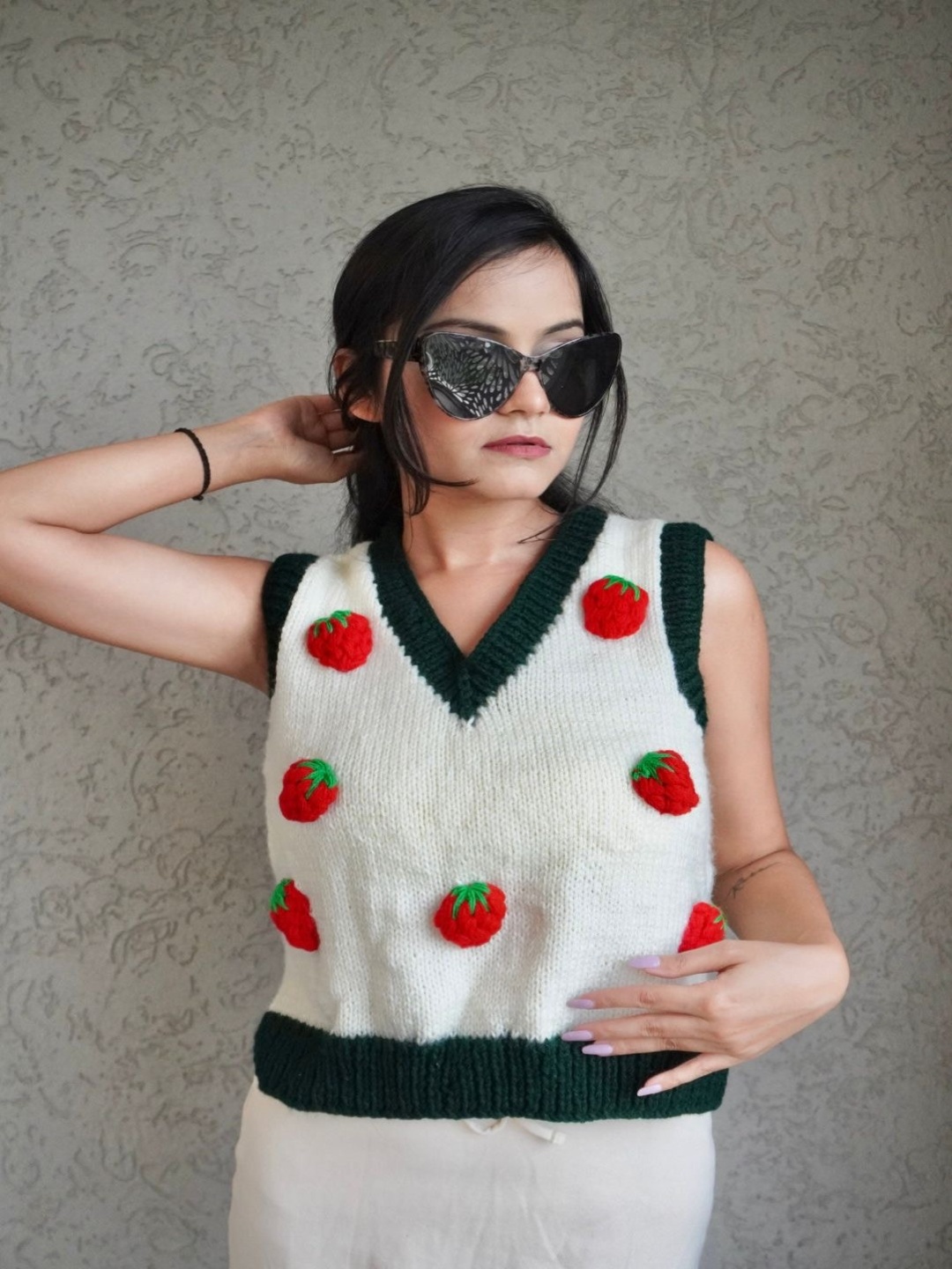 

Sugercandy Women Conversational Woollen Sweater Vest, White