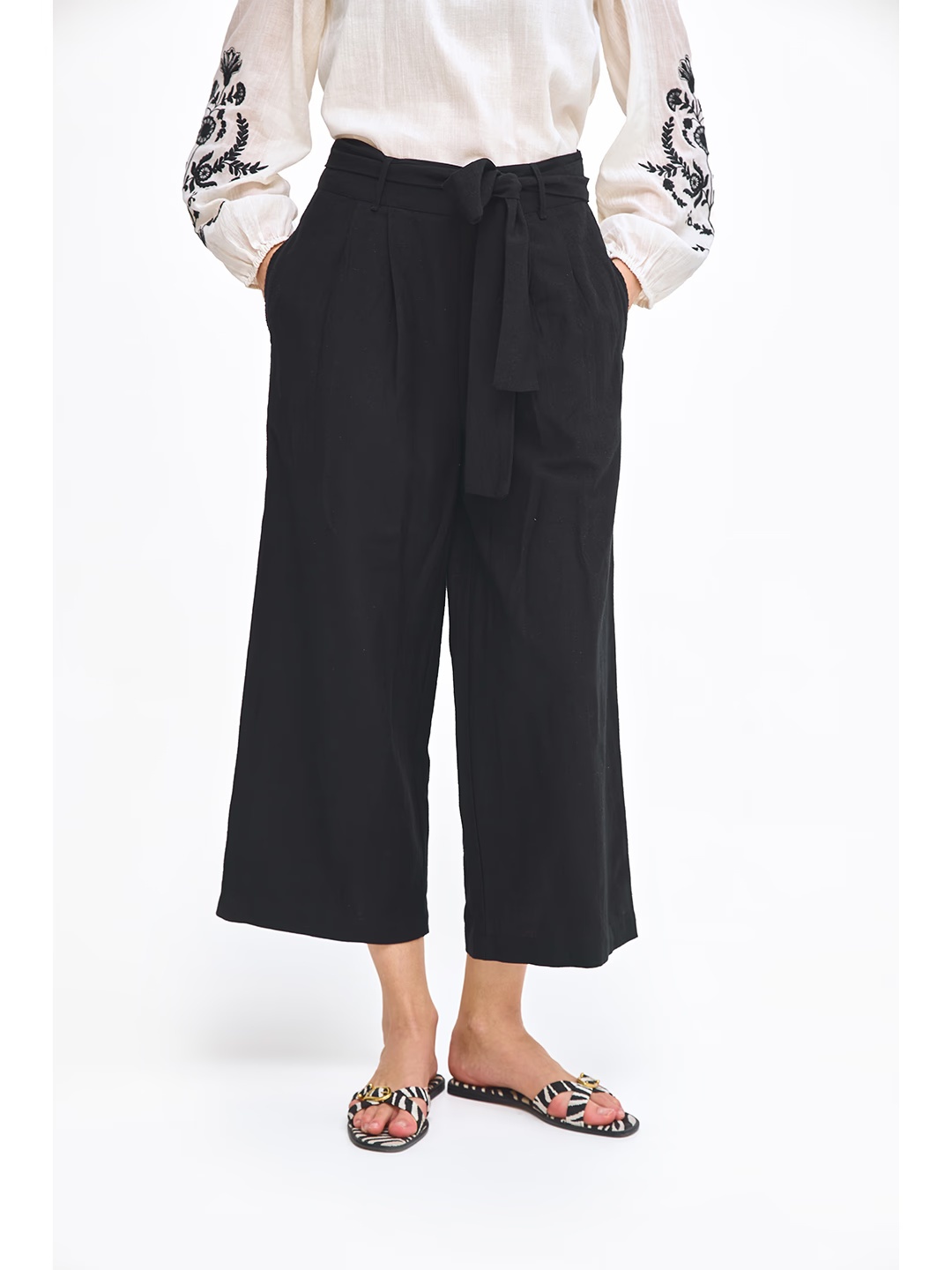 

COVER STORY Women Mid-Rise Wide Leg Pleated Trousers, Black