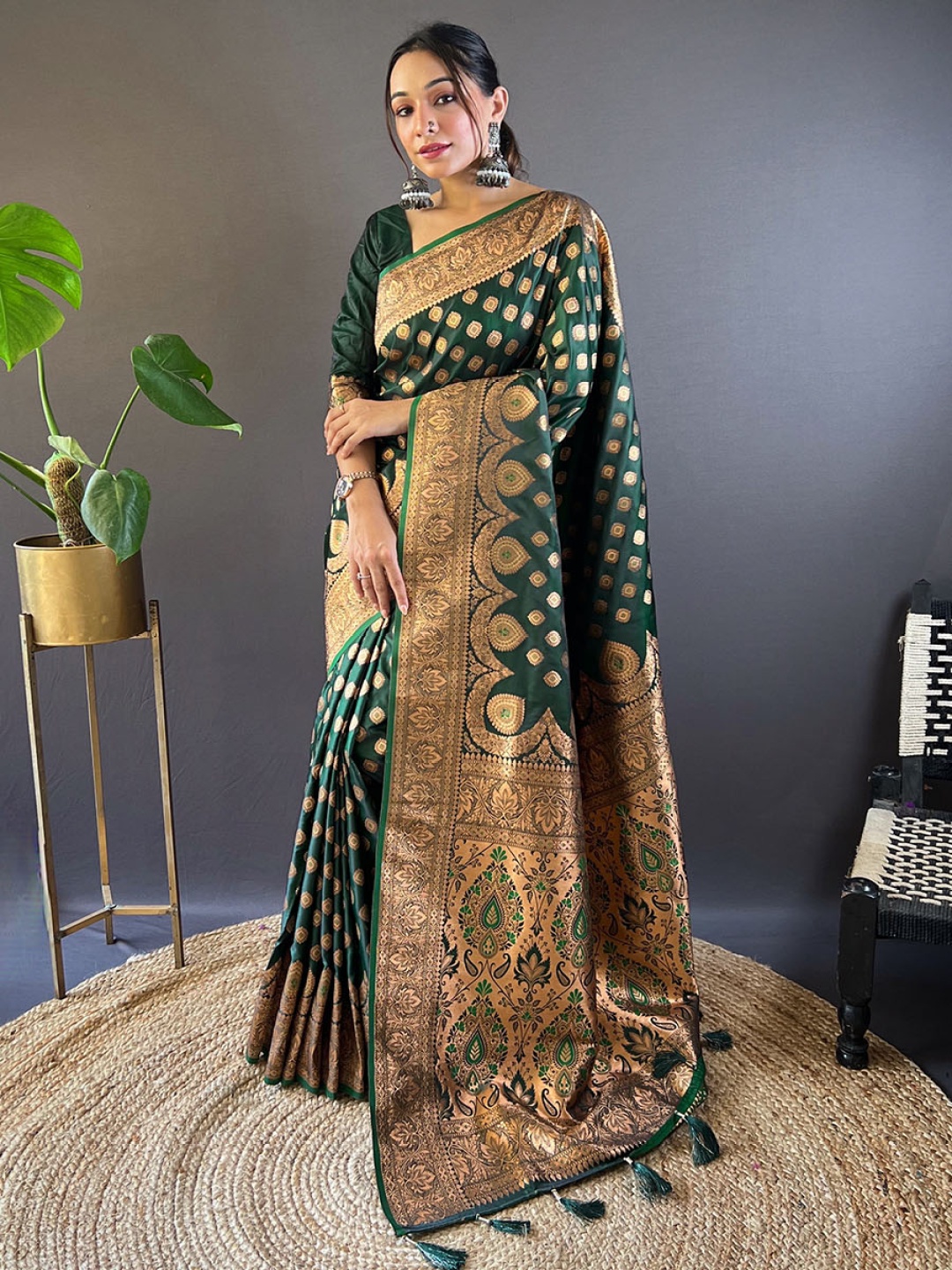 

LeeliPeeri Designer Woven Design Zari Saree, Green