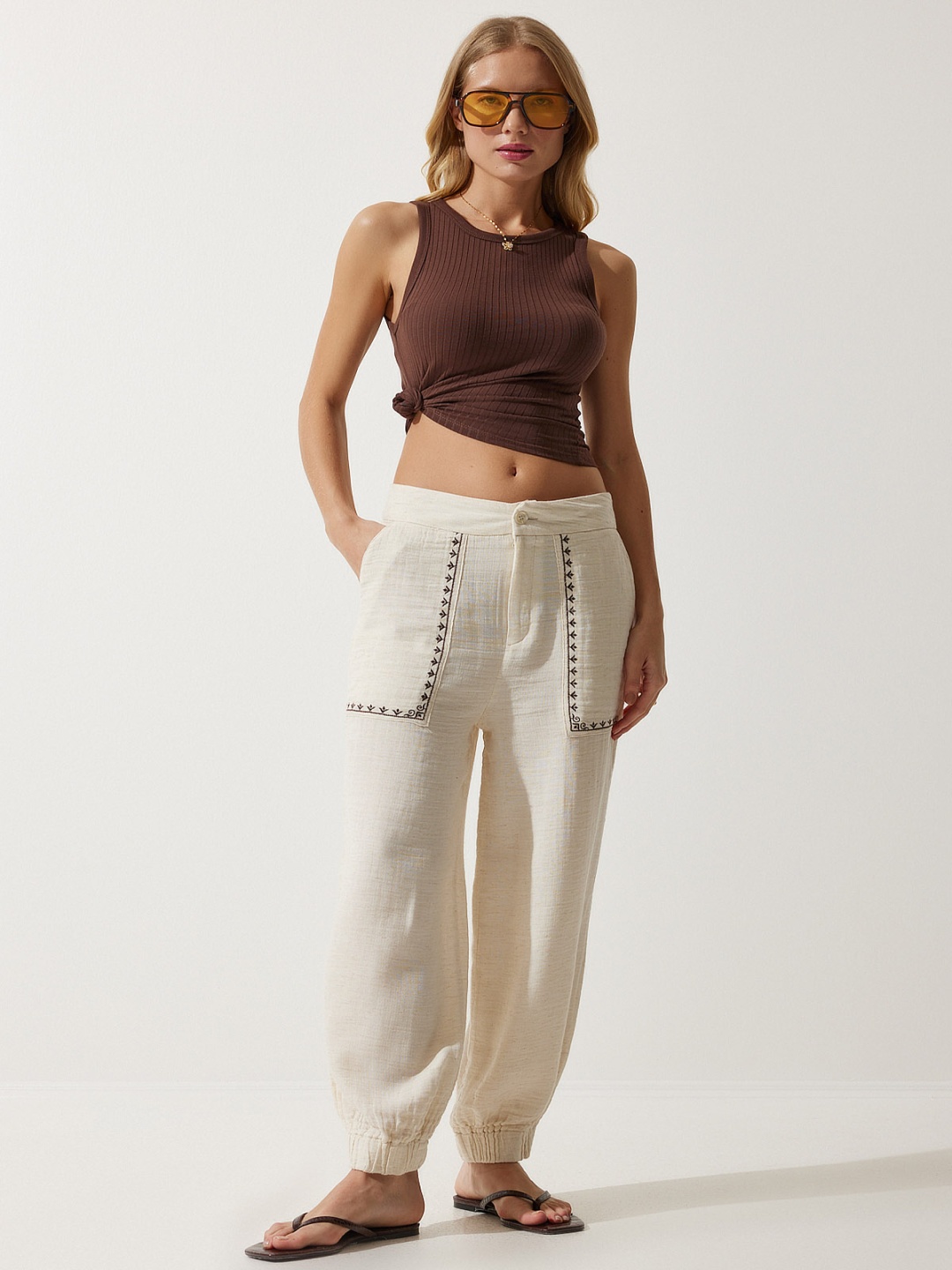 

Happiness istanbul Women Mid-Rise Joggers Trousers, Cream