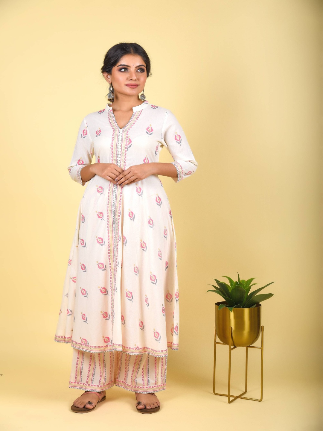 

Anastay Clothing Women Floral Printed Regular Pure Cotton Kurta with Palazzos, White